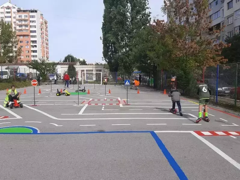 Полигоните за безопасно шофиране трябва да станат част от обучението на водачите, каза  министър Георги Гвоздейков