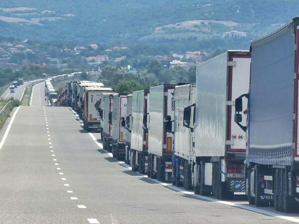 Контролно-пропускателните пунктове и летищата в Букурещ превръщат Силистра в оживен транспортен център