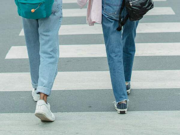 Продължава полагането на нова пътна маркировка на пешеходните пьтеки в "Синя Зона"