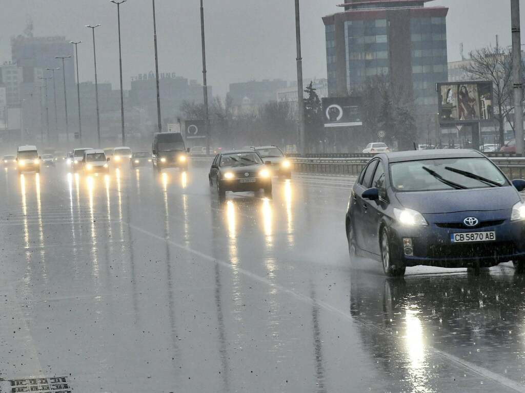 Дъждовен край на работната седмица