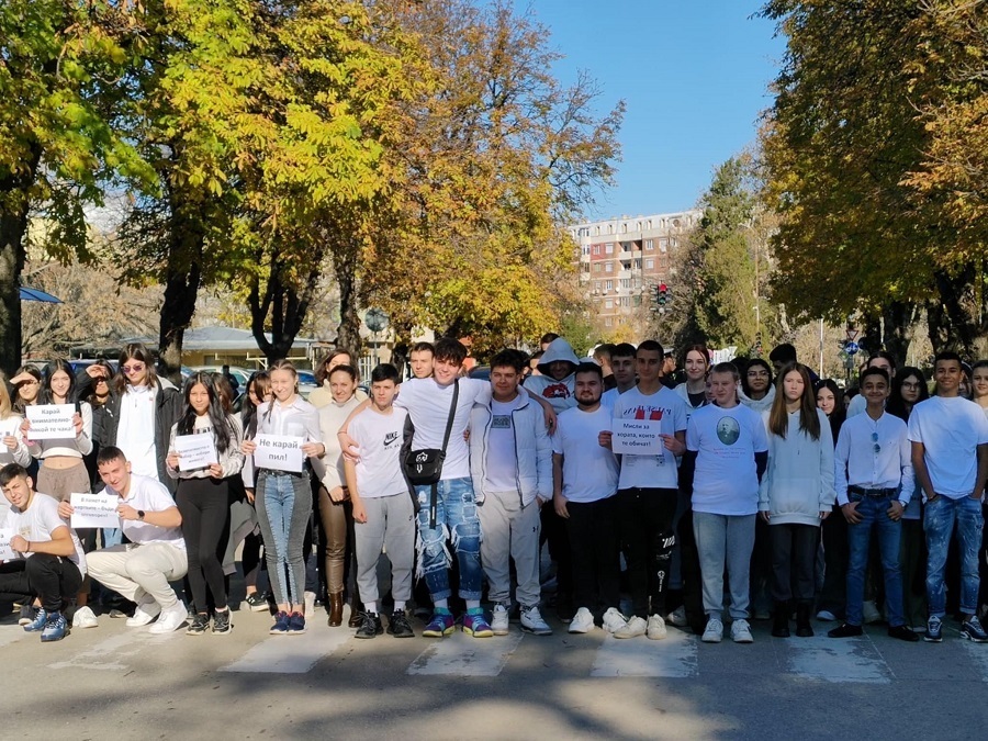 Младежи призоваха: „Пазете ни на пътя!“
