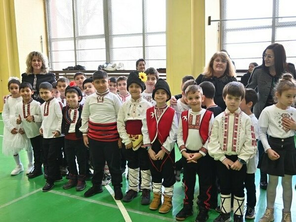 В народна носия за училищен празник