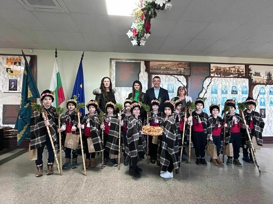 Коледари при кмета