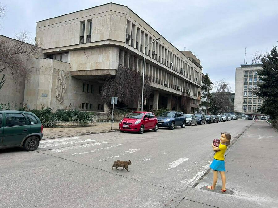 Фигури на деца заострят вниманието на шофьорите