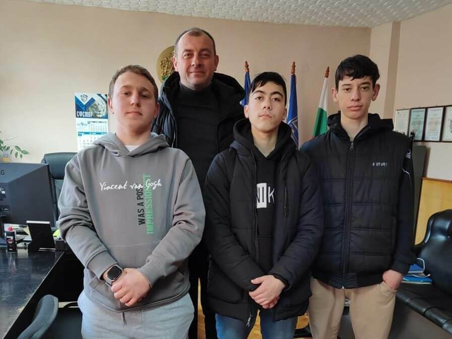 Момчета намериха портфейл, предадоха го в полицията