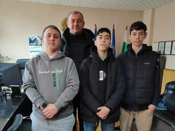 Момчета намериха портфейл, предадоха го в полицията