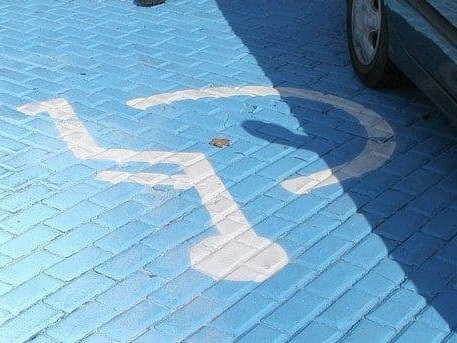 Повече паркоместа за инвалиди в „Синя зона“
