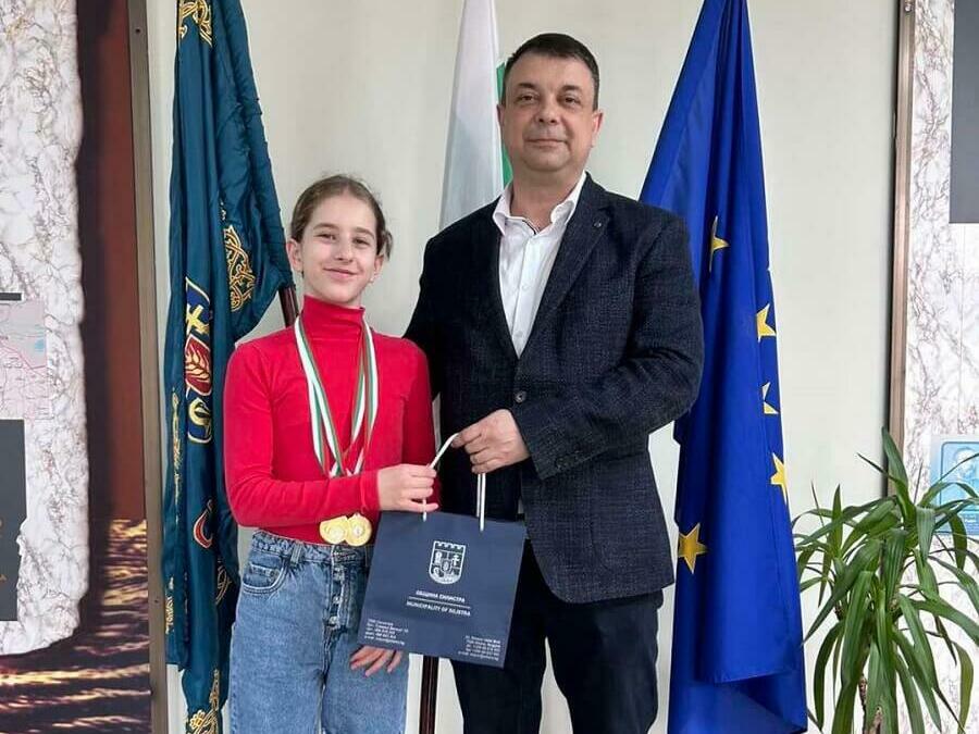 Награда от кмета за млада състезателка по борба