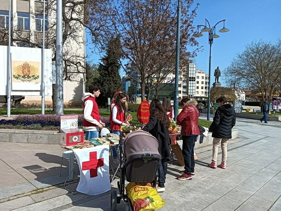 Благотворителен базар се разпродаде за ден