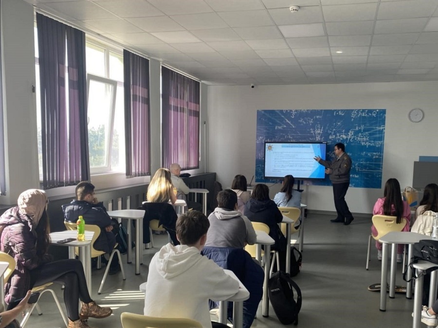 Огнеборци представиха професията си пред ученици