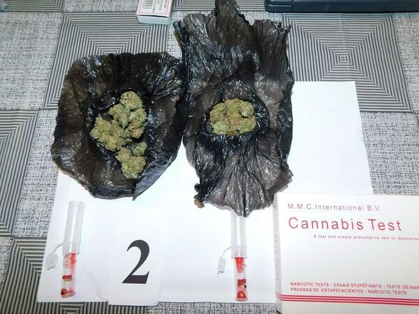 Заловиха наркодилър и клиент по време на сделка