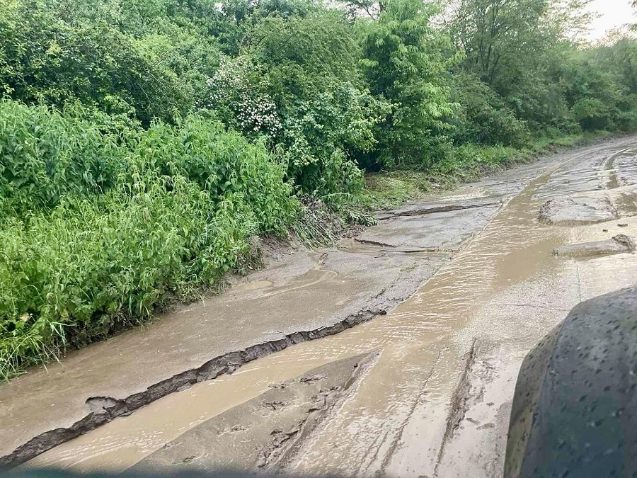Проливен дъжд отново заля пътища