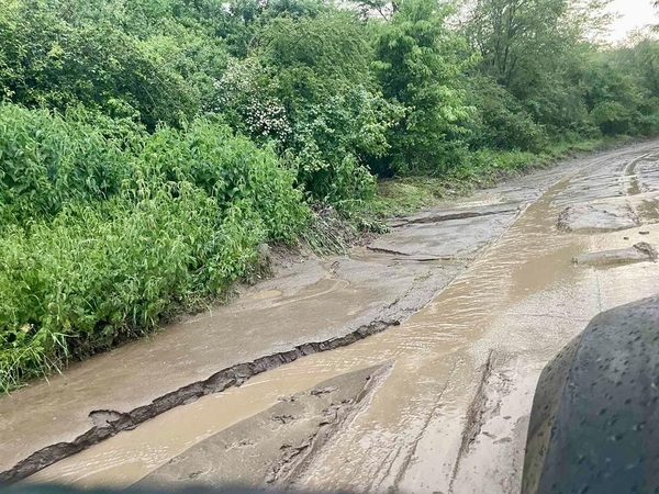 Проливен дъжд отново заля пътища