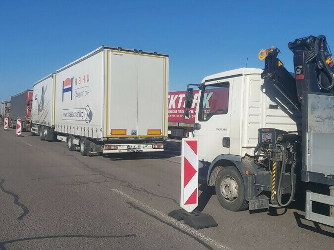 Спират тировете в областта заради жегата