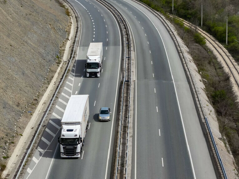 Днес няма да спират тирове заради жегите