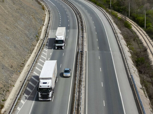 Днес няма да спират тирове заради жегите