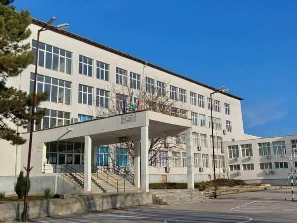 Четири училища с нови директори