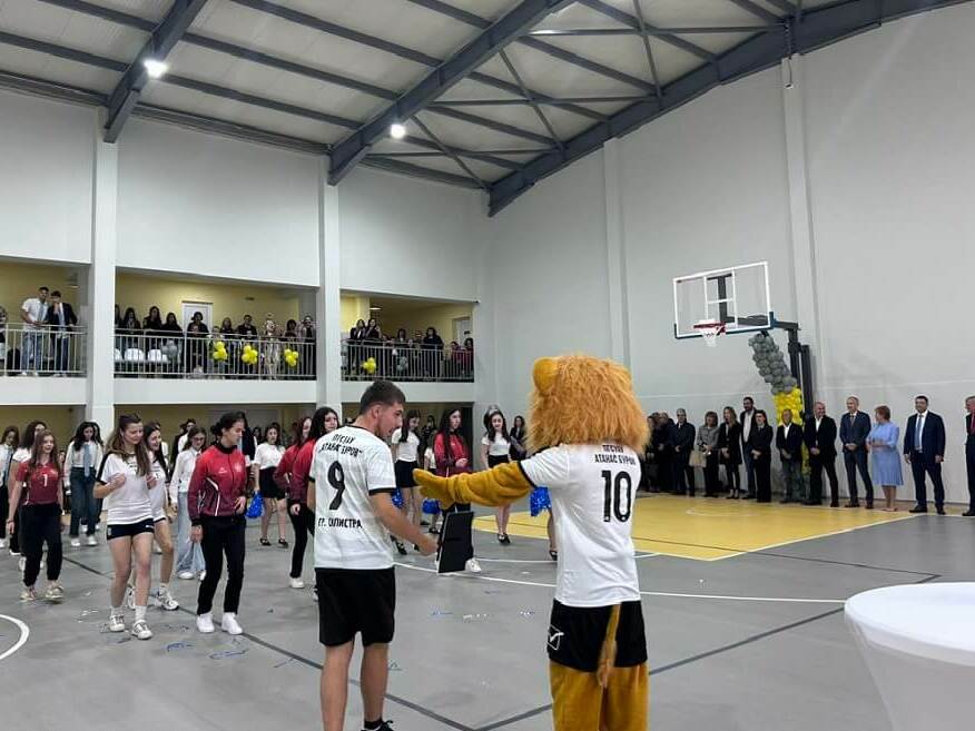 Гимназия с нов физкултурен салон