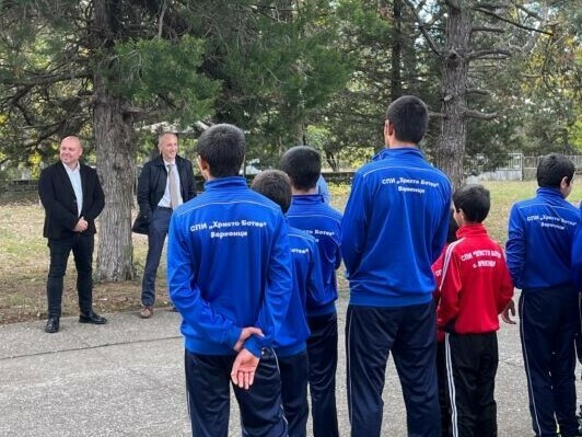 Министър провери битовите условия в интерната във Варненци