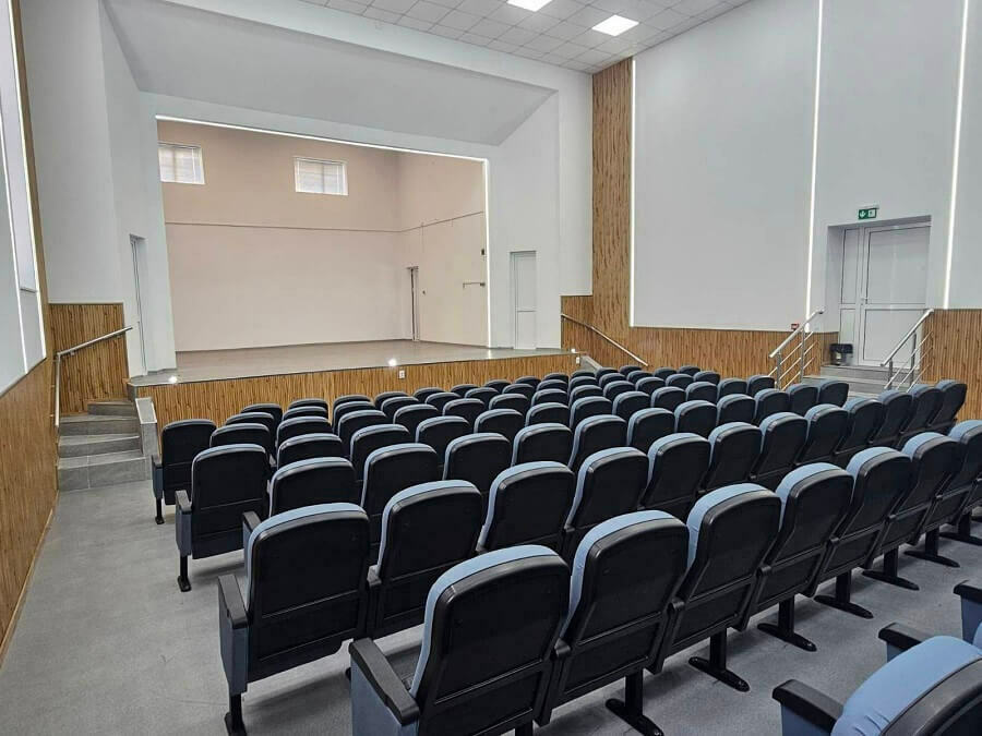 Залата на читалището в с. Искра с нова визия