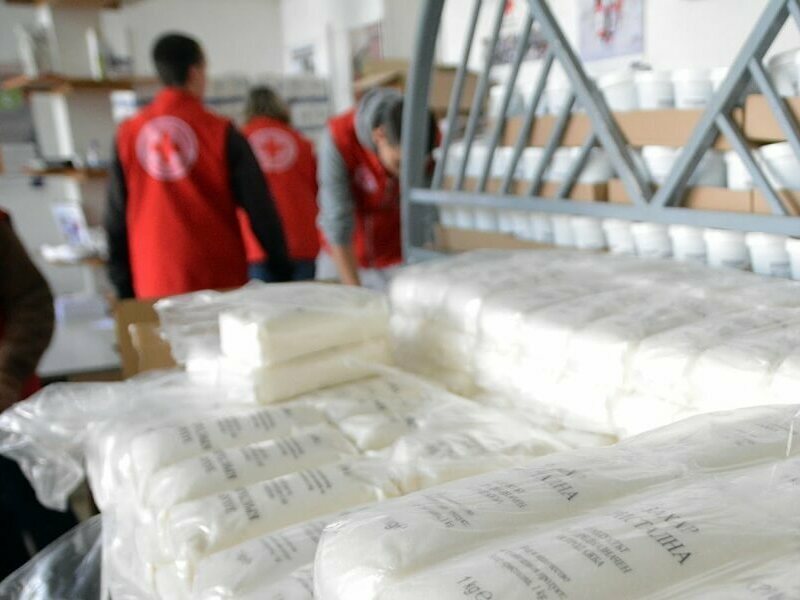 БЧК раздава храни и хигиенни материали в Кайнарджа