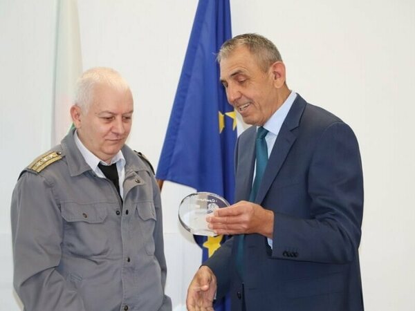 Екоинспекцията удостои с плакет шефа на пожарната