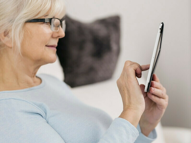 Учат безплатно възрастни хора на компютърни умения