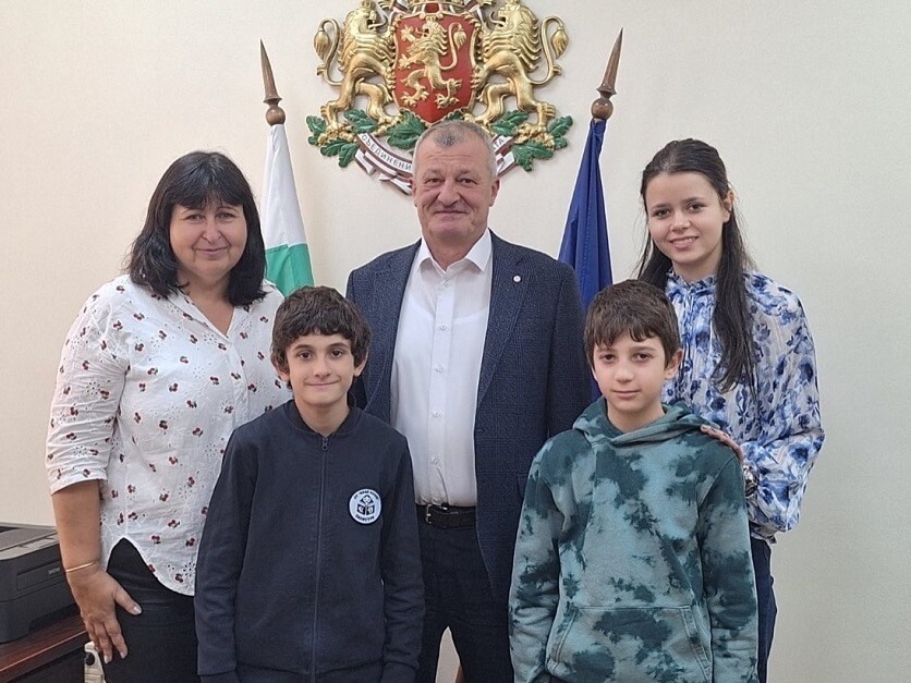 Деца подготвят книга за първите училища и учители