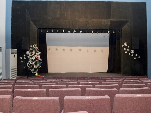 Символични цени за театър през декември