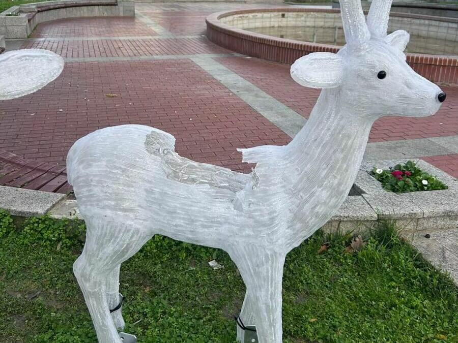 Вандали посегнаха и на коледната украса