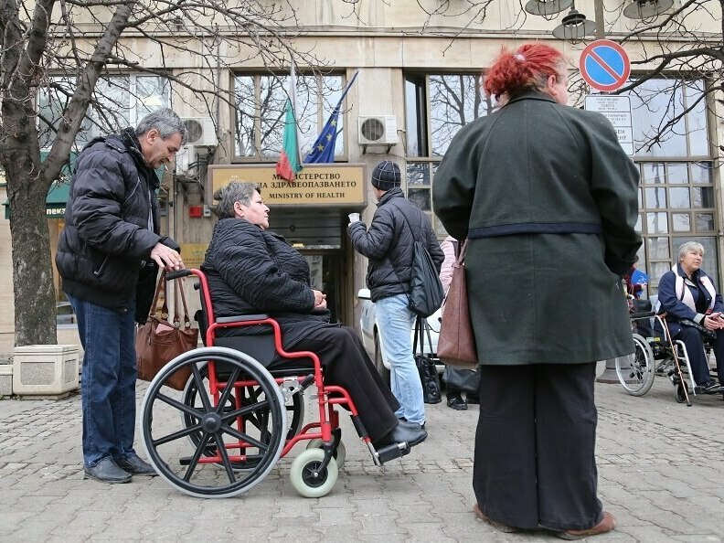 До Коледа хората с ТЕЛК ще получат помощите си