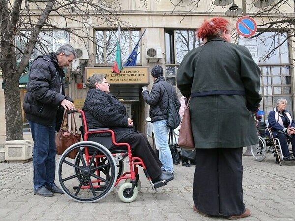 До Коледа хората с ТЕЛК ще получат помощите си