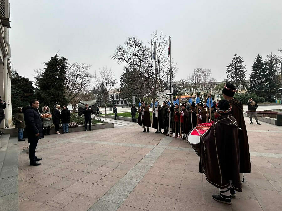 Коледарски песни на площада пред Община Силистра