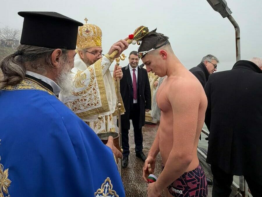 Състезател по плуване спаси кръста в Силистра