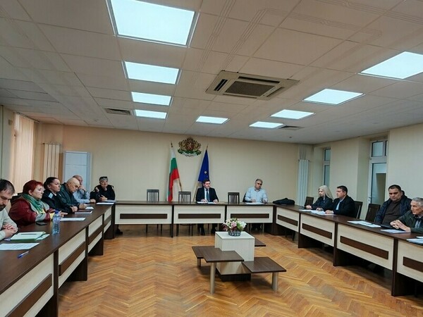 Обновяват Алеята на славата край с. Шуменци