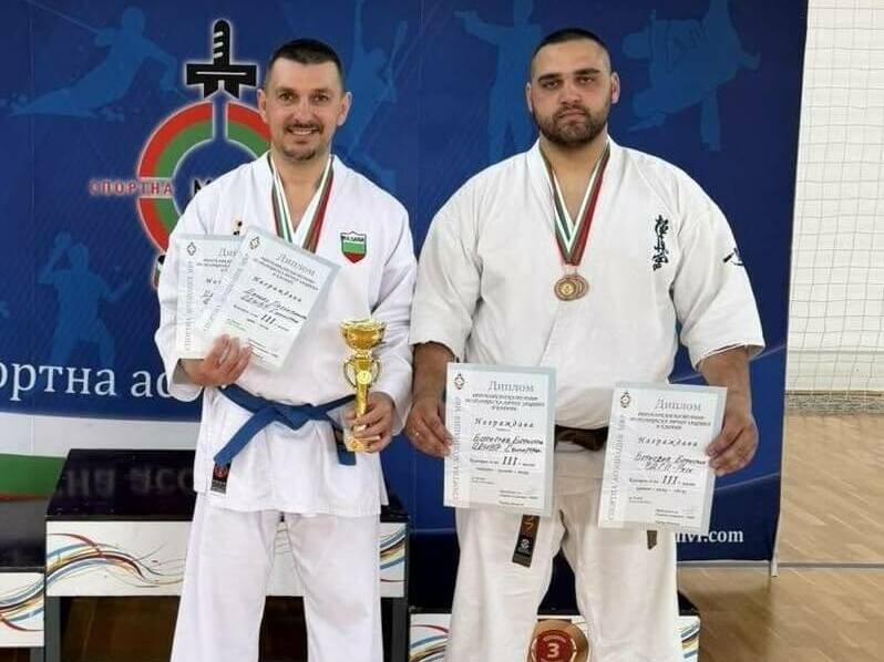 Медали за полицаи от състезание по карате