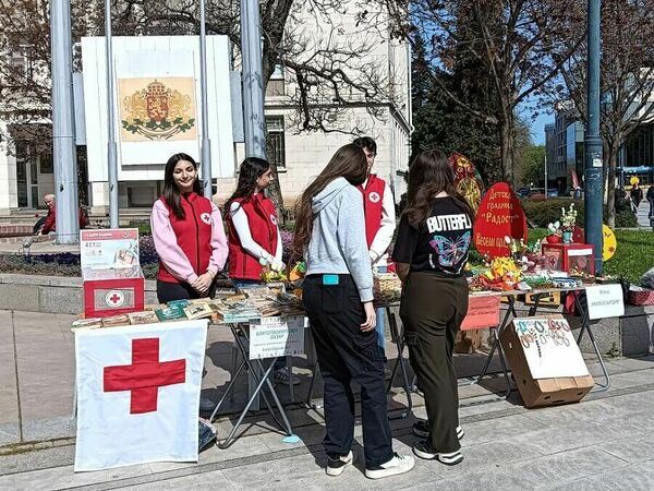 Младежи от Силистра с благотворителен базар