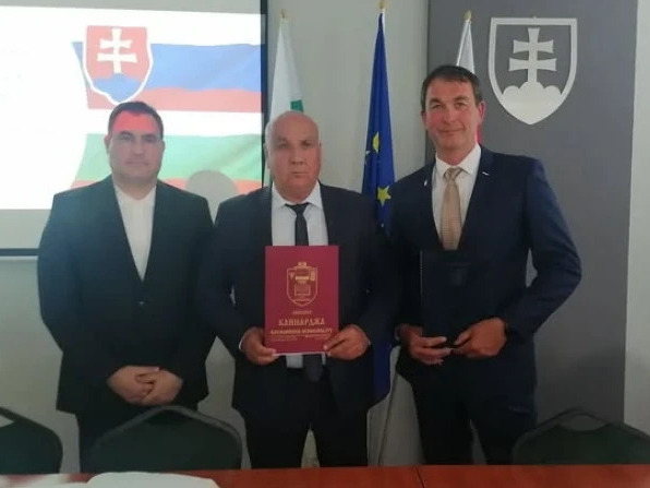 Кайнарджа се побратими със словашка община