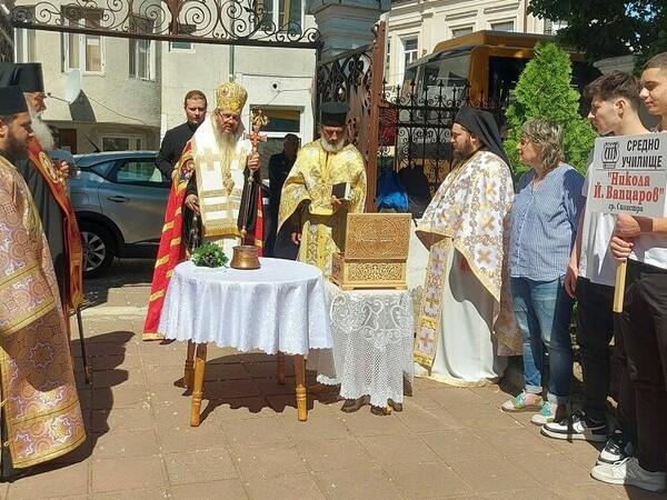 Митрополитът освети училищни знамена