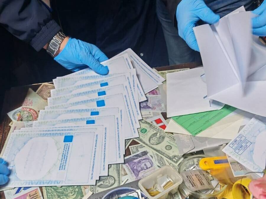 Задържаха силистренец, изработвал фалшиви документи