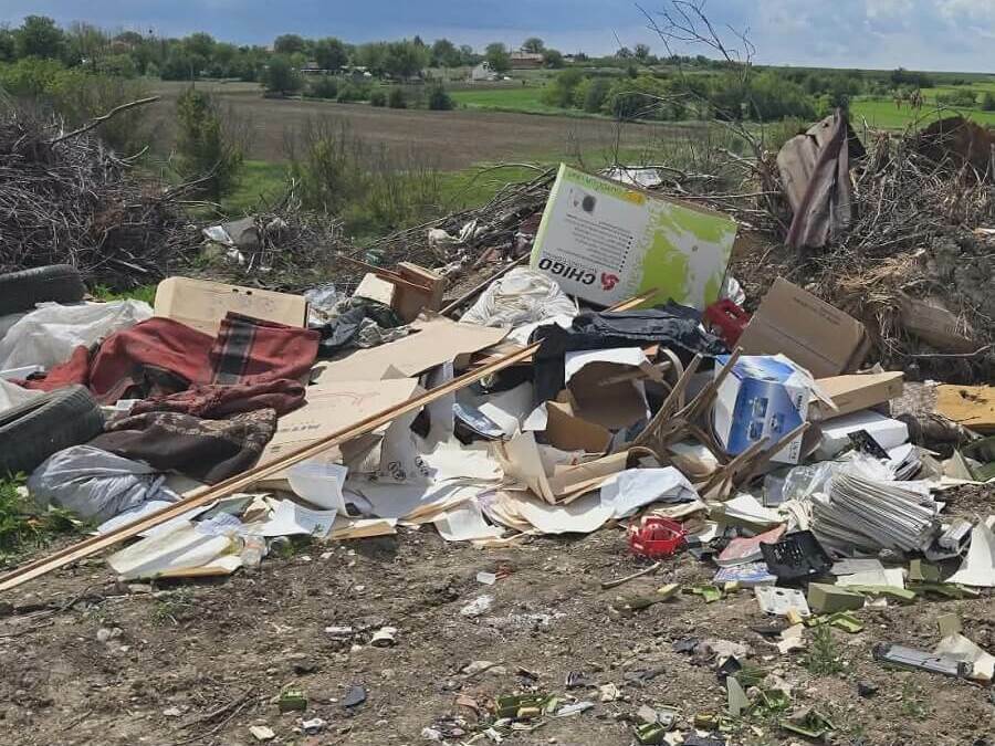 Двама кметове с актове заради замърсени терени