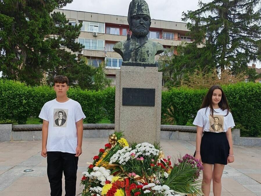 Поклон пред подвига на Ботев и на загиналите герои