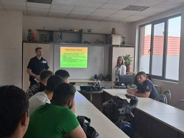 Полицаи с полезни съвети към бъдещи шофьори